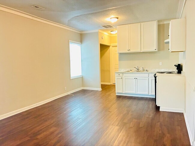 Building Photo - 819 Buffalo St