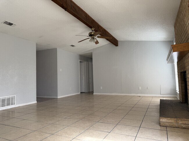 Foto del edificio - 2102 Spicewood Dr