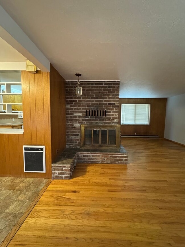 Foto del edificio - Cozy 2-Bed with Spacious Living, Parking, Pets OK!