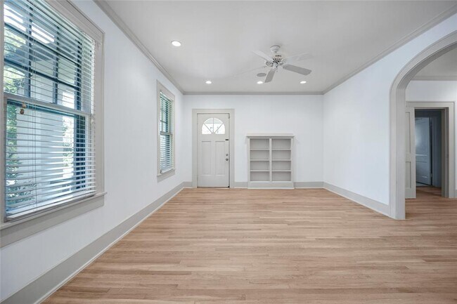 Foto del edificio - 1400 W 10th St