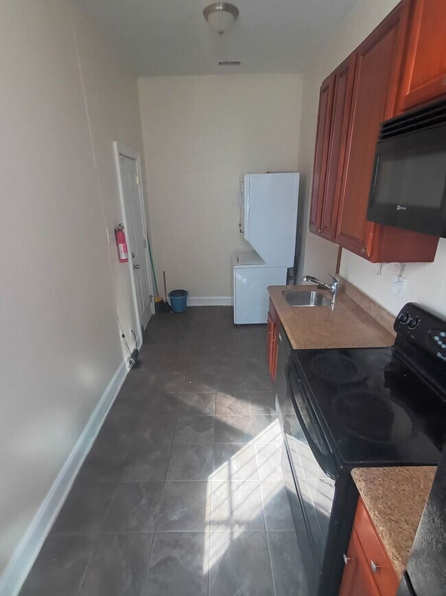 Building Photo - 1900 W Diamond St