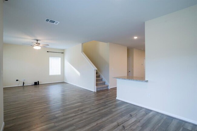 Foto del edificio - 318 Timber Brook Dr
