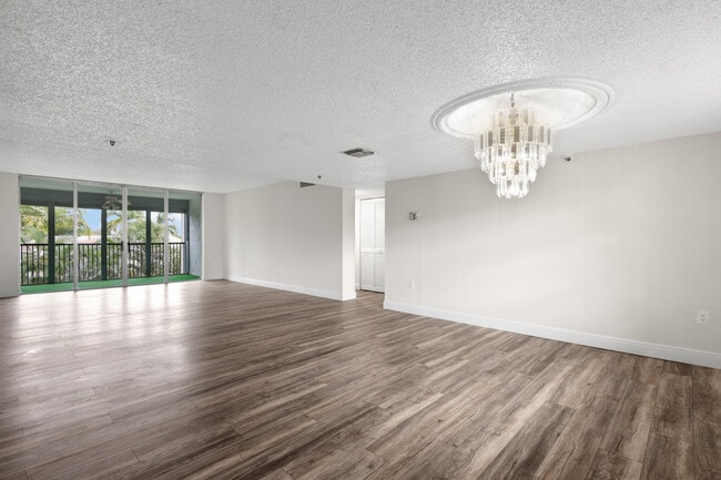 Living Room Dining Area - 3940 Inverrary Blvd