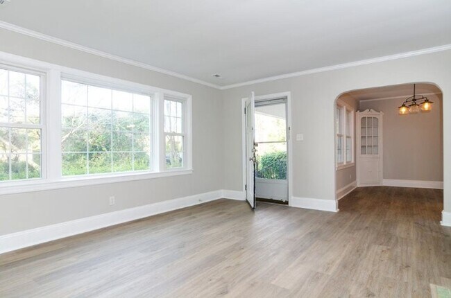 Foto del edificio - 229 Lullwater Dr