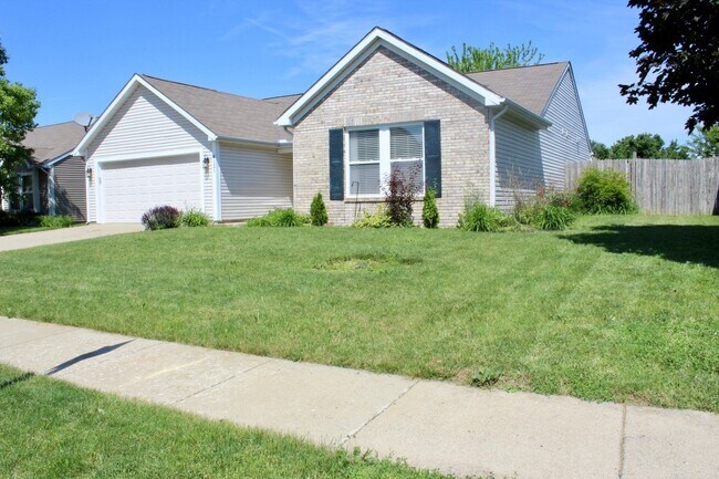 Foto del edificio - Spacious 3BR Home in Sterling Heights with Sunroom, Office & Fenced Yard