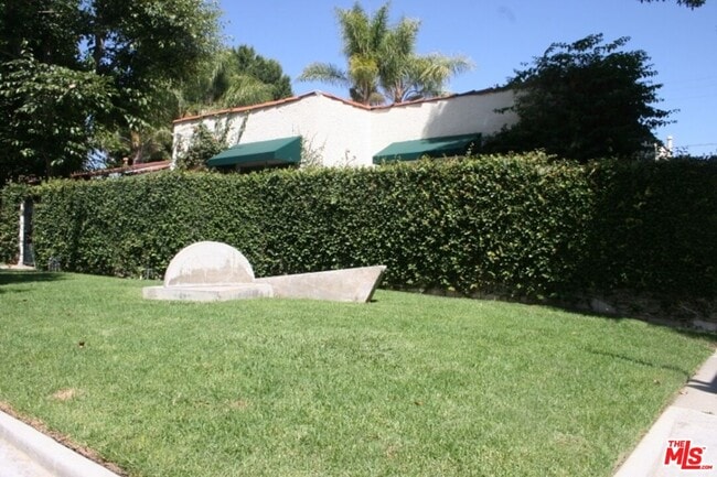 Foto del edificio - 8715 Sherwood Dr