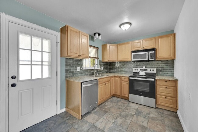 Foto del edificio - $2,095.95 with $300 off the first month's Rent - 4 Bedrooms, 2 Bathrooms, Single Family Home in C...