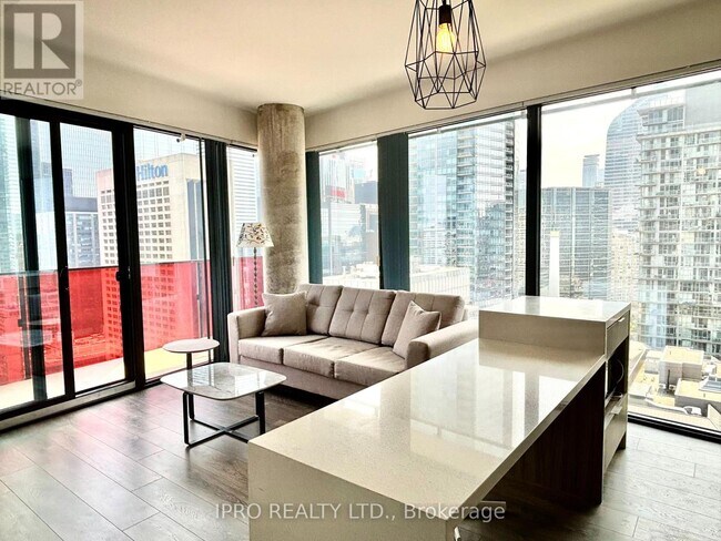 Photo du bâtiment - 215-2215 Queen St W