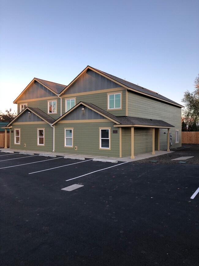 Building Photo - 4.5 Bathrooms ! 4 large bedrooms! Close to...