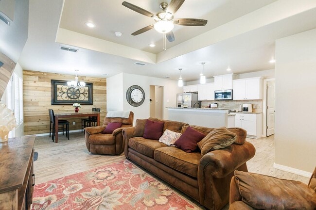 Building Photo - Pristine 3/2/2 in Willow Bend