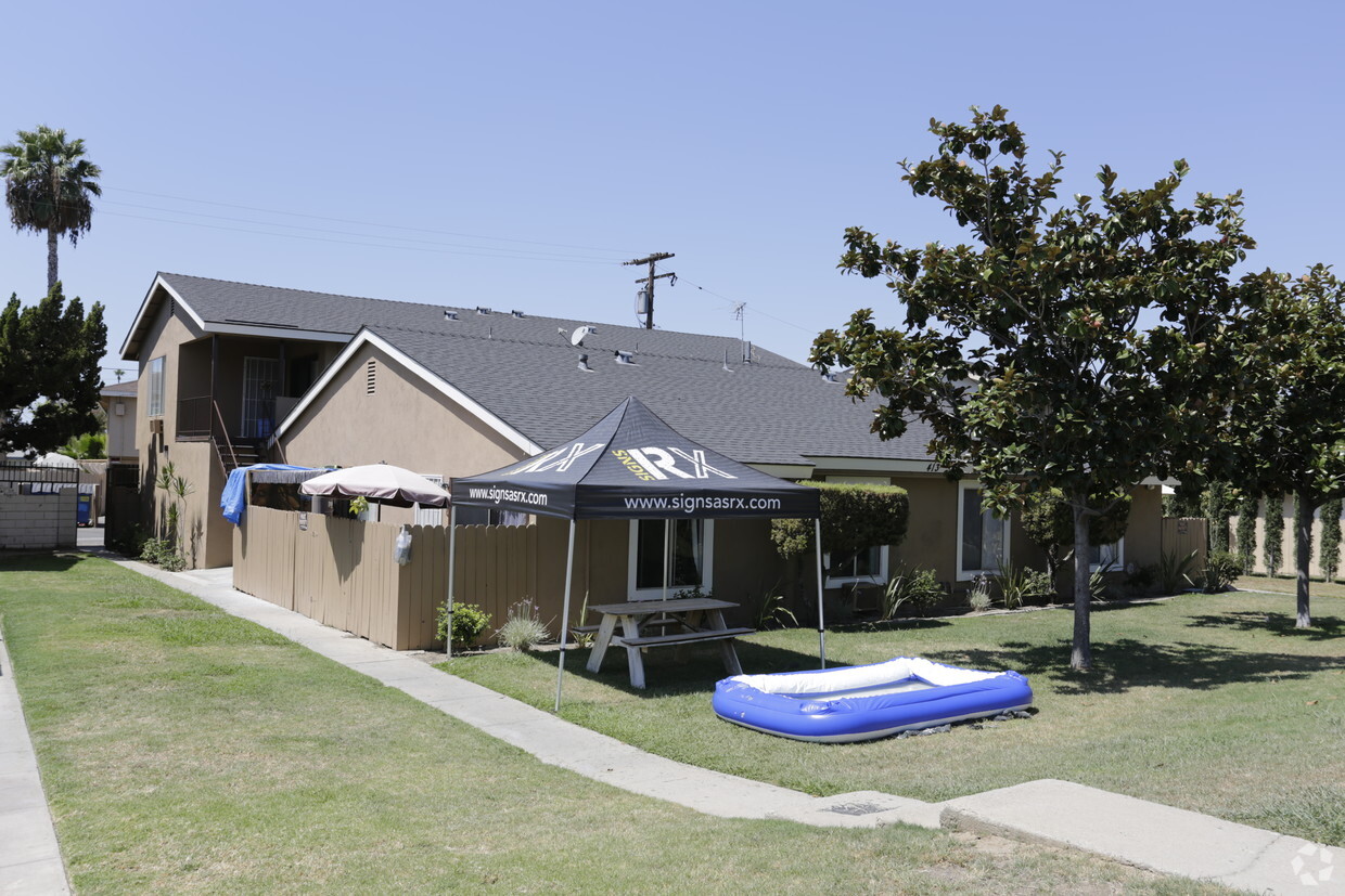 Building Photo - 413 N Tustin Ave