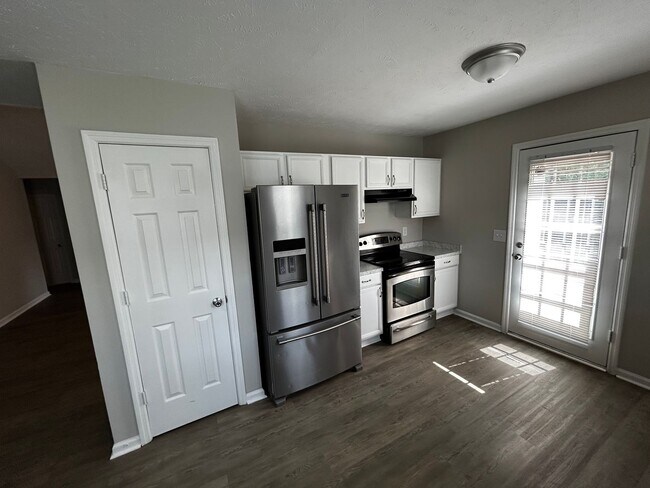 Building Photo - Nice ranch 3/2 with garage. Just renovated