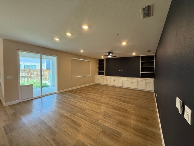 Building Photo - Newer Home in Tthe Northlake Community