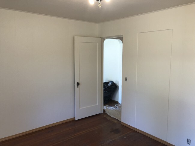 Building Photo - 1301 Oak View Dr