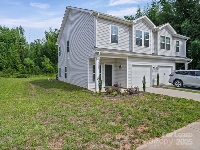 Building Photo - 914 S Battleground Ave