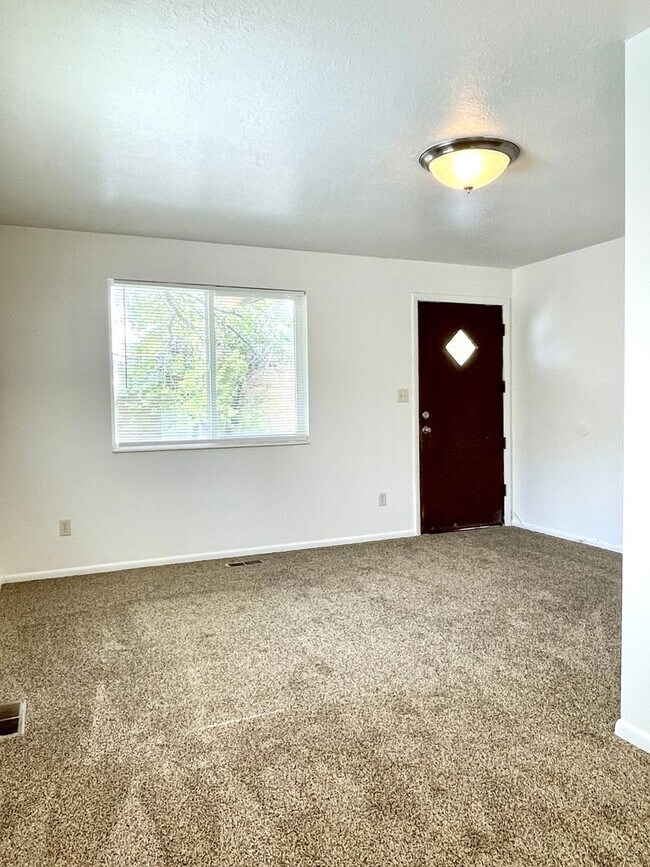 Foto del edificio - 54 W 250 N