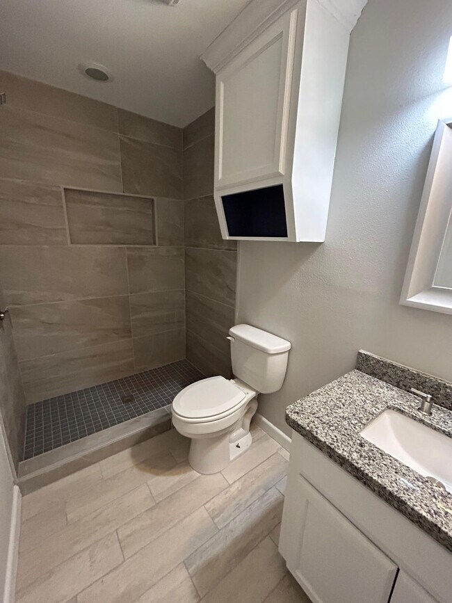 Building Photo - 1605 Omni
