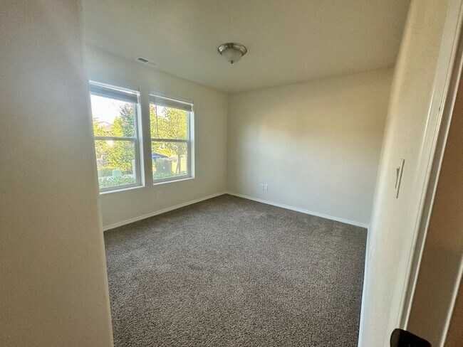 Foto del edificio - $300 discount for first month rent