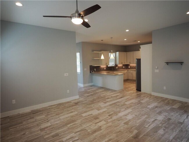 Building Photo - Modern 2 bed/2.5 bath Central Austin Home