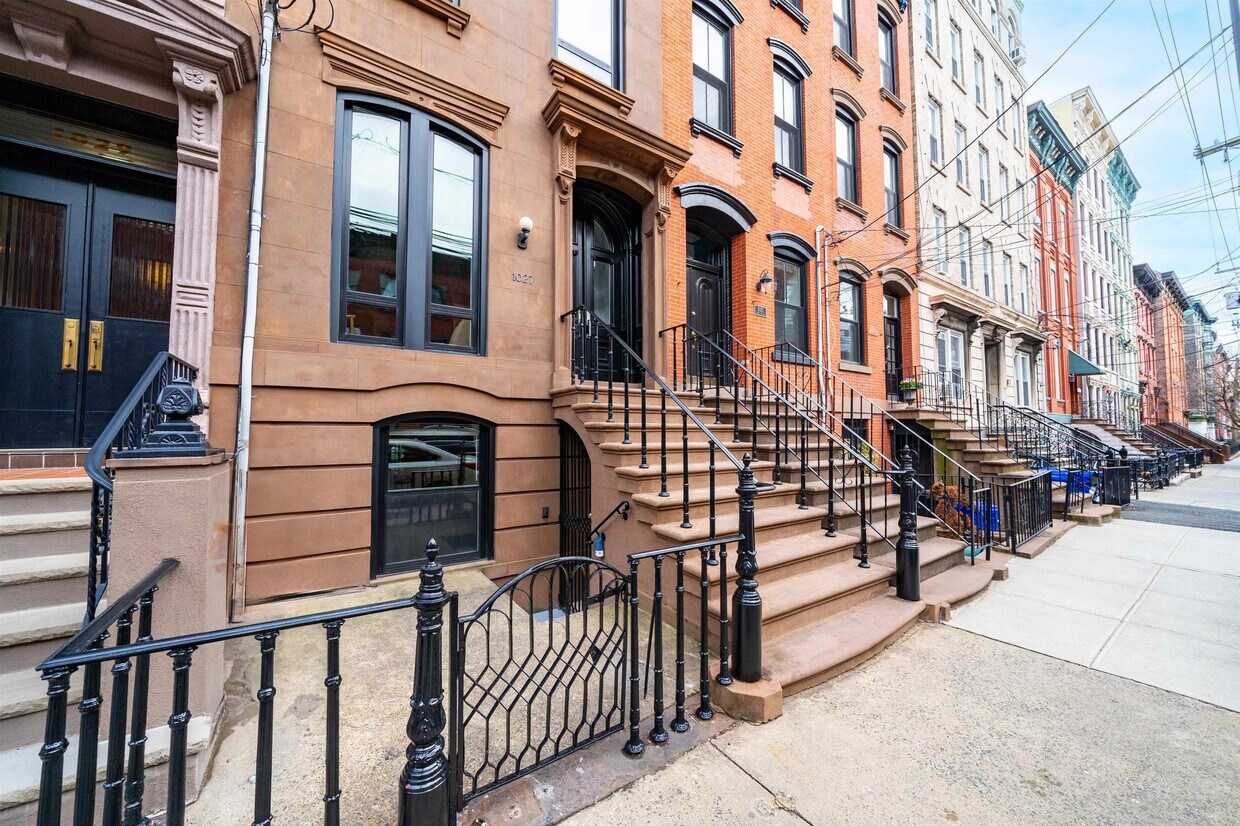 Primary Photo - 1027 Park Ave