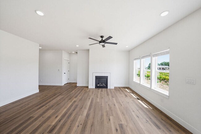Foto del edificio - 475 E River Rd