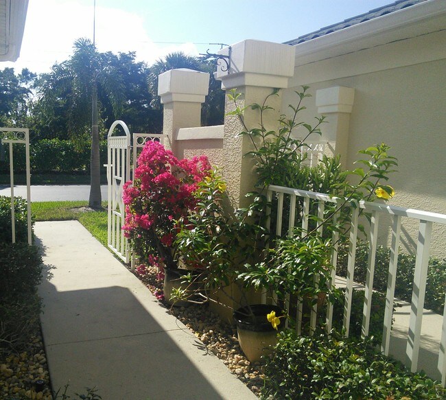 Entry w/bistro seating - 14531 Grande Cay Cir