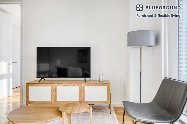 Foto del edificio - 18 W 48th St