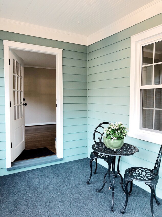 Relax on the screened in porch - 5882 Primrose Avenue