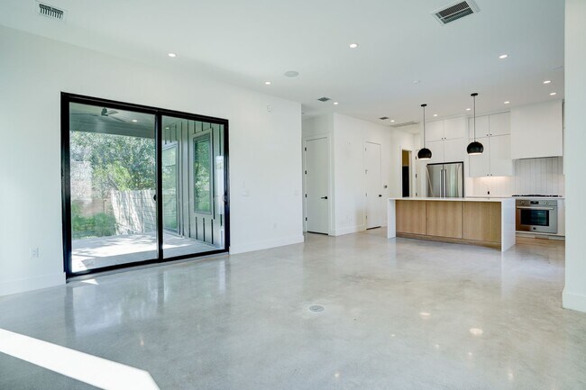 Building Photo - Spacious 3-Bedroom, 2.5-Bath Contemporary ...