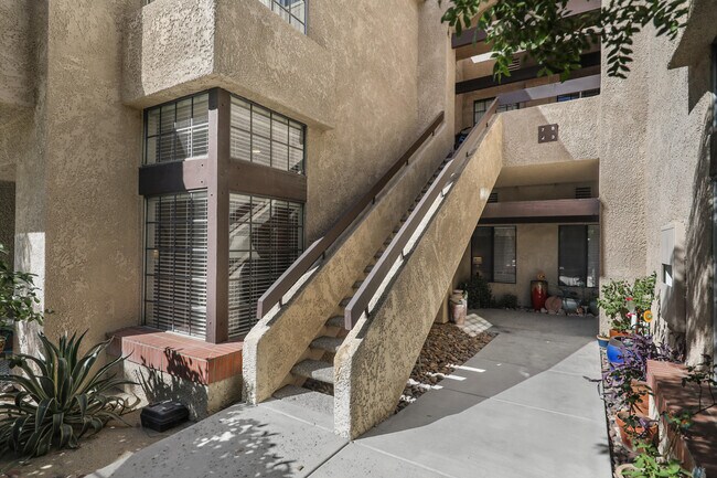 Building Photo - 2601 S Broadmoor Dr