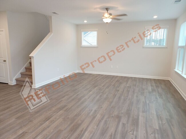 Foto del edificio - Lovely 4 Bedroom, 3 Bath Single-Family Home w/1st FL Guest Suite & 2 Car Garage in Sierra Heights...