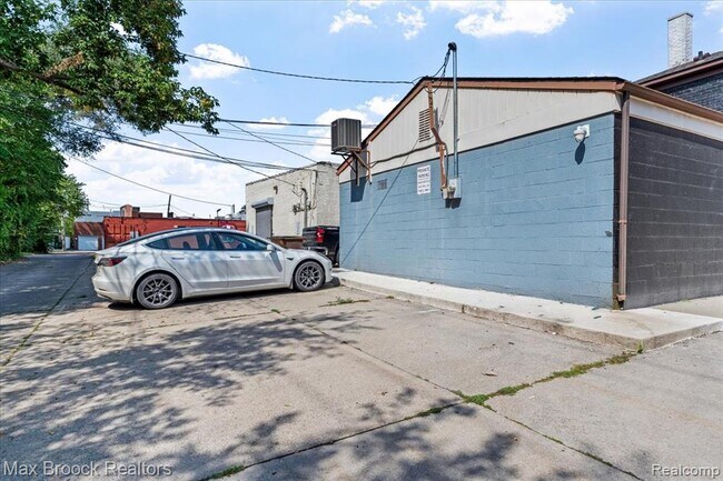 Foto del edificio - 513 W Nine Mile Rd