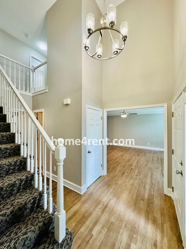 Building Photo - Wonderful Belton Home w/ Wood Floors, Finished Basement and Fenced Yard!