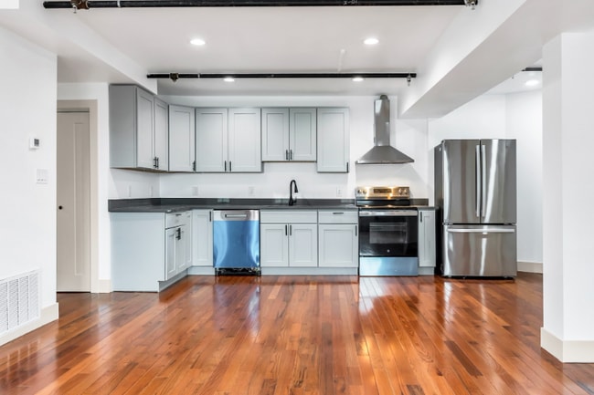 Building Photo - 2 Charles St