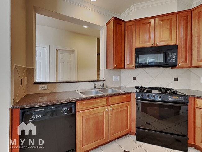 Building Photo - 1127 Enclave Square E