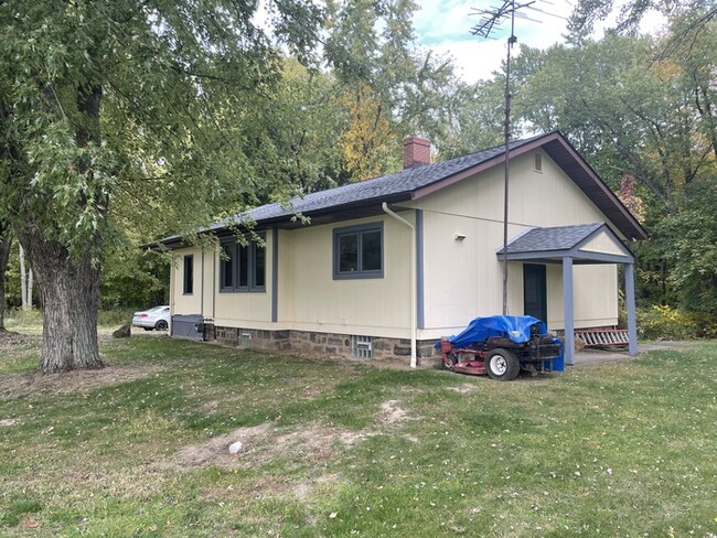 Building Photo - 2 bedrooms in Chippewa Township ~