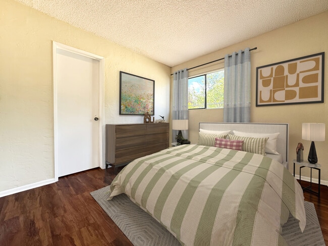 Building Photo - Tarzana Casa