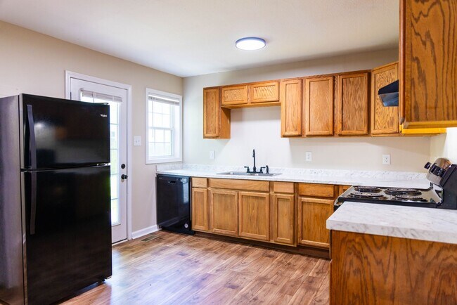 Building Photo - Charming Three Bedroom Home with Natural P...