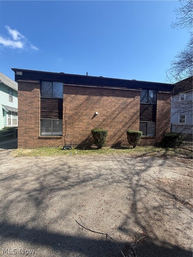 Building Photo - 662 Sumner St