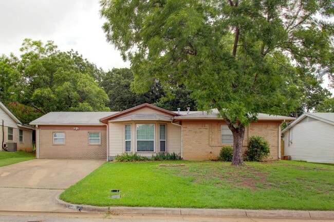 Building Photo - Coming Mid-August! 4 Bd, 2 Ba | N. Arlington