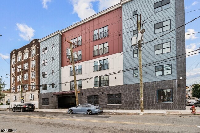Building Photo - 180 Carroll St