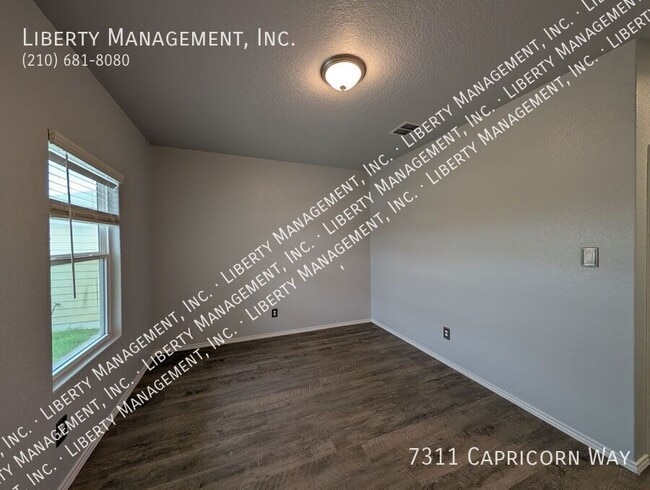 Foto del edificio - 7311 Capricorn Way