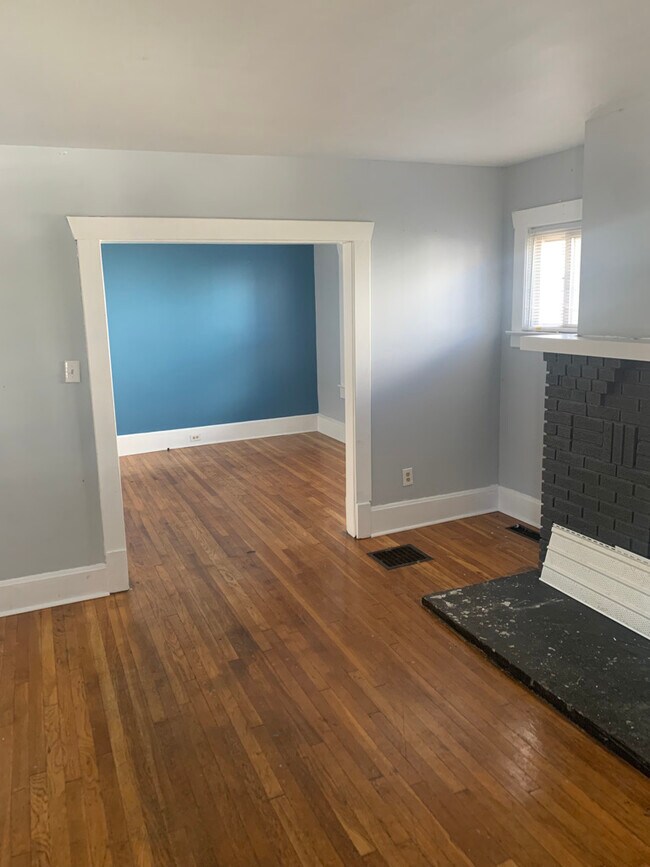 Building Photo - 316 E Fifth St