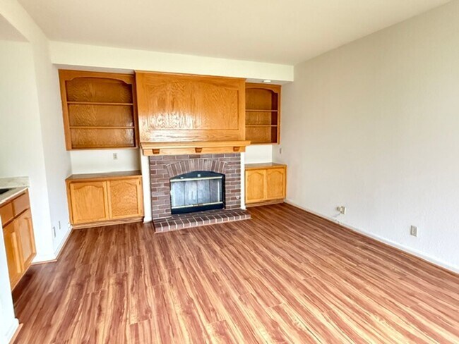Foto del edificio - Spacious 3 Bedroom 2.5 Bath Two Story Home in Desirable Almaden Neighborhood