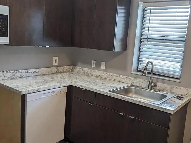 Foto del edificio - 617 Ixoria Ave