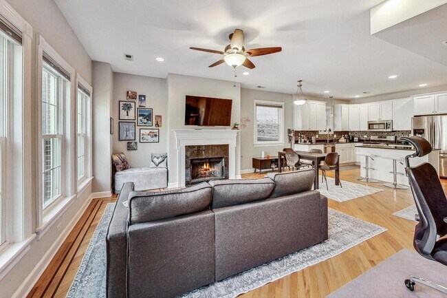 Foto del edificio - 3042 N Oakley Ave