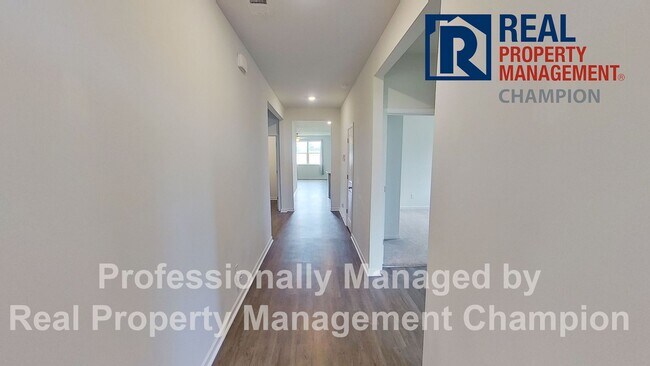 Foto del edificio - 4 Bedroom Home with Fenced Back Yard on Qu...