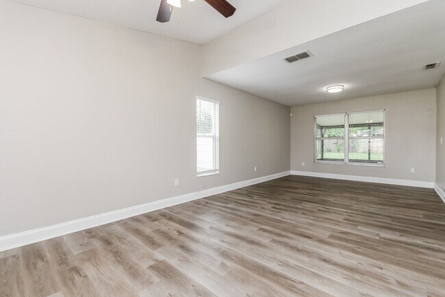 Foto del edificio - 930 Maple Forest Dr
