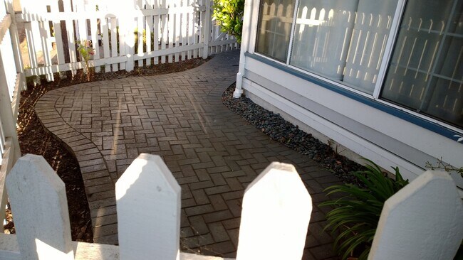 Building Photo - 119 Commodore Dr