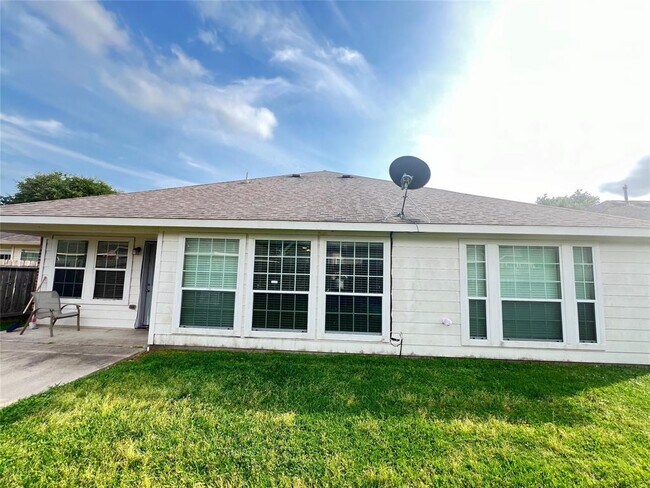 Building Photo - 2013 Water Trace Ct